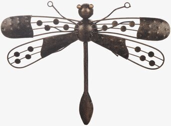 Bild av trollslända i hamrad plåt med rustik känsla