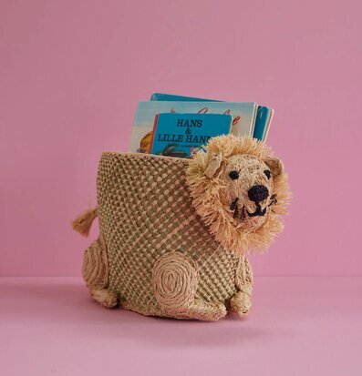 Foto av charmig förvaringskorg i raffia med lejonmotiv