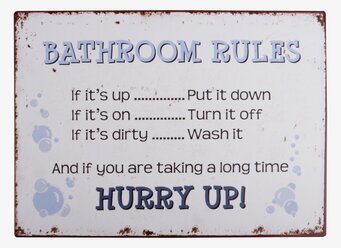 Foto av vintageinspirerad plåtskylt med badrumsregler
