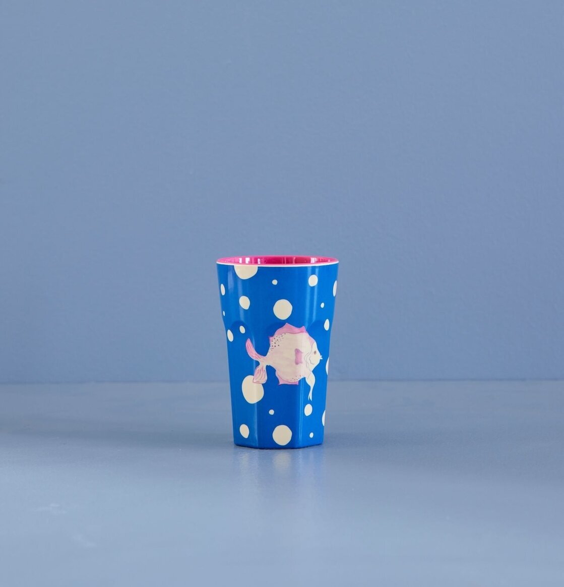 Mugg Latte Fish Blue Print från Rice, blå med rosa insida