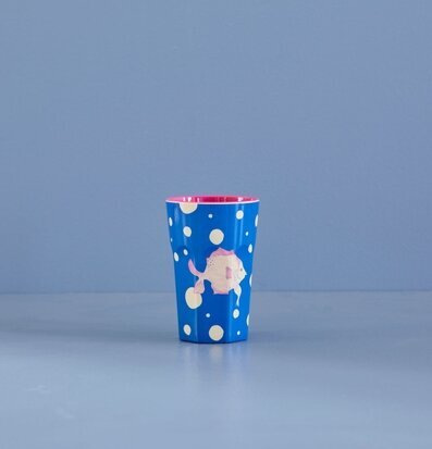 Bild av mugg med blått och rosa fiskmönster