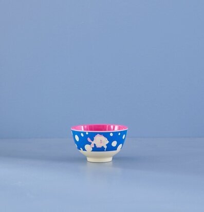 Bild av lekfull skål med maritimt tema och färgkontrast