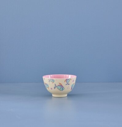 Bild av elegant skål med fiskmönster och rosa insida