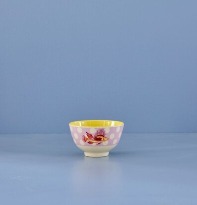 Bild av charmant skål med lavendel och fiskmotiv