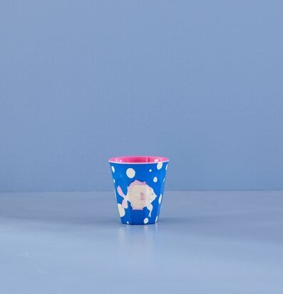 Foto av blå mugg med fiskmotiv och rosa insida