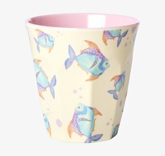 Bild av mugg med färgglatt fiskmönster och rosa insida