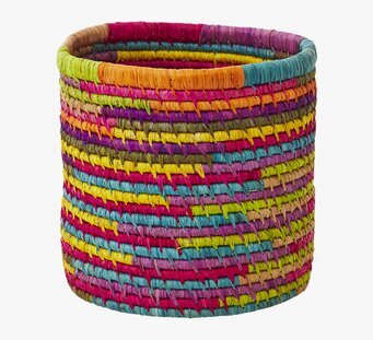 Bild av färgstark rund korg i raffia med zigzag-mönster