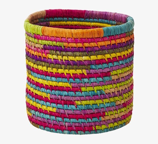 Bild av färgstark rund korg i raffia med zigzag-mönster