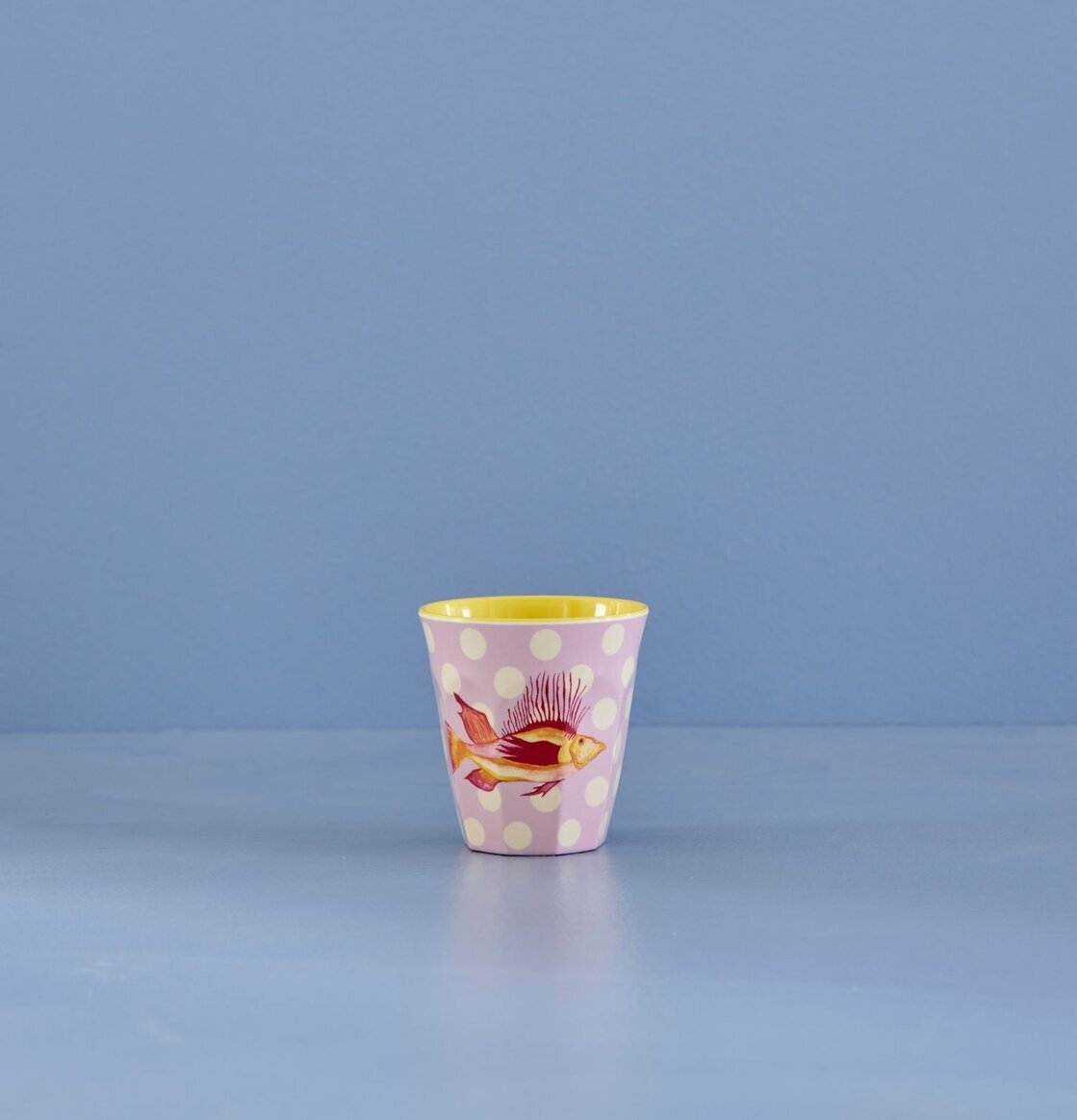 Melaminmugg Fish Lavender Print från Rice på blå bakgrund