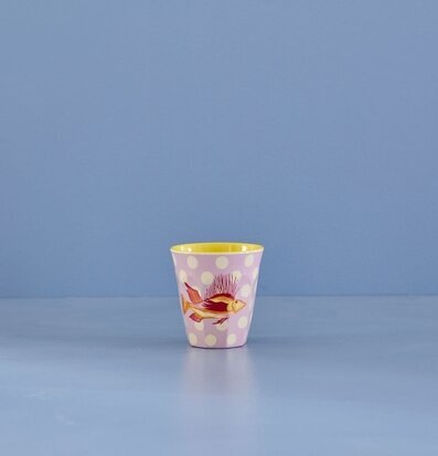 Bild av färgglad mugg med fiskmotiv och prickar