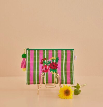 Bild av en broderad väska med blommigt mönster