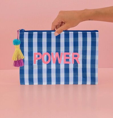 Bild av liten väska med blåvitt rutmönster och text