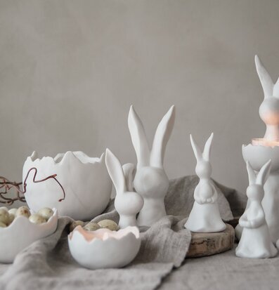 Bild av stilfullt arrangemang med dekorativa föremål