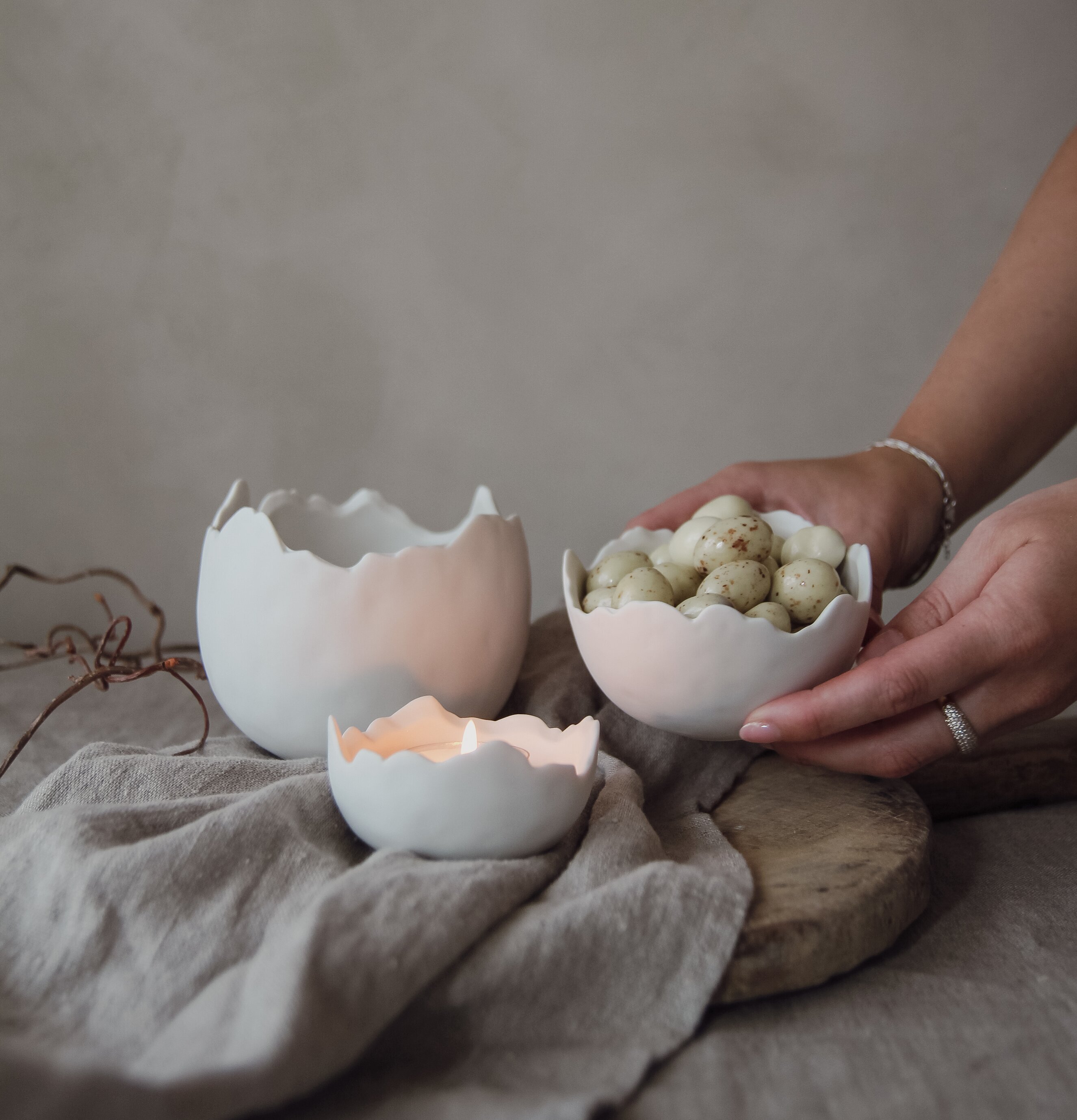Skål Äggskal Stor från Majas Cottage i vit keramik