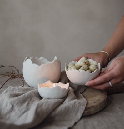 Foto av eleganta skålar i rustik och harmonisk miljö