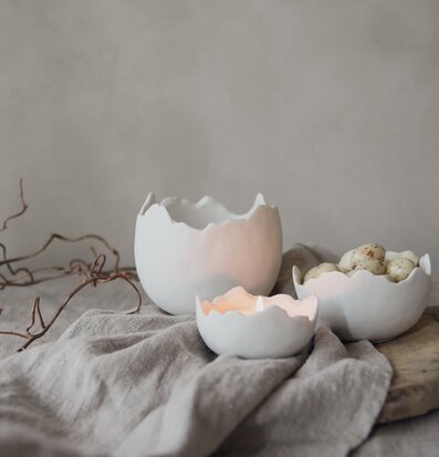 Bild av harmonisk inredning med skålar och ljus