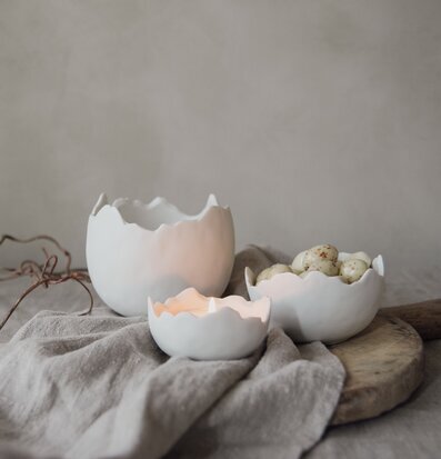 Bild av dekorativa och funktionella skålar i fokus