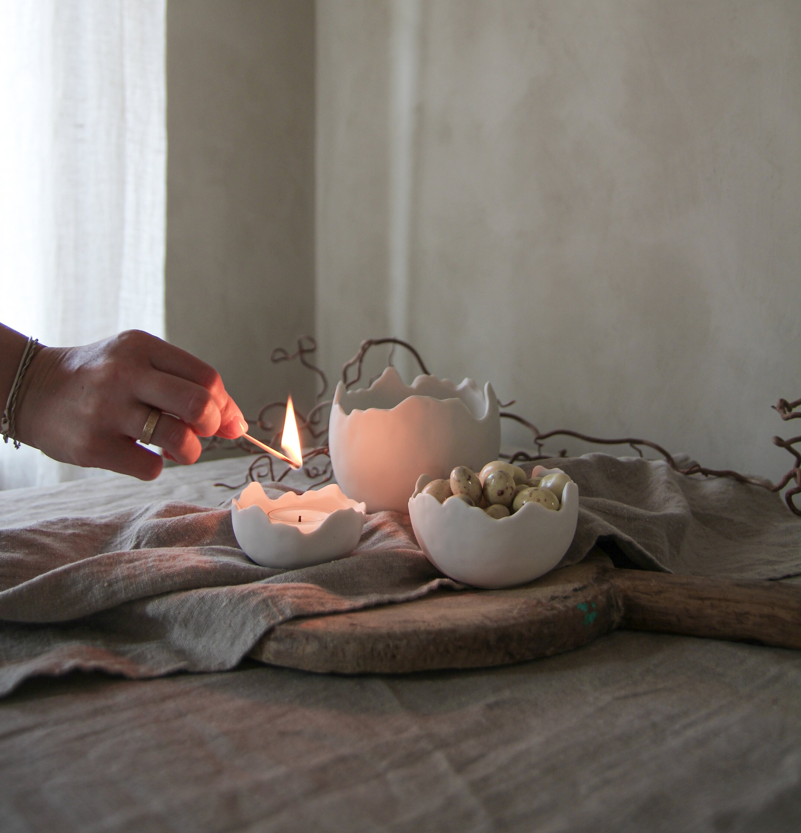Skål Äggskal Liten från Majas Cottage på rustikt träbord