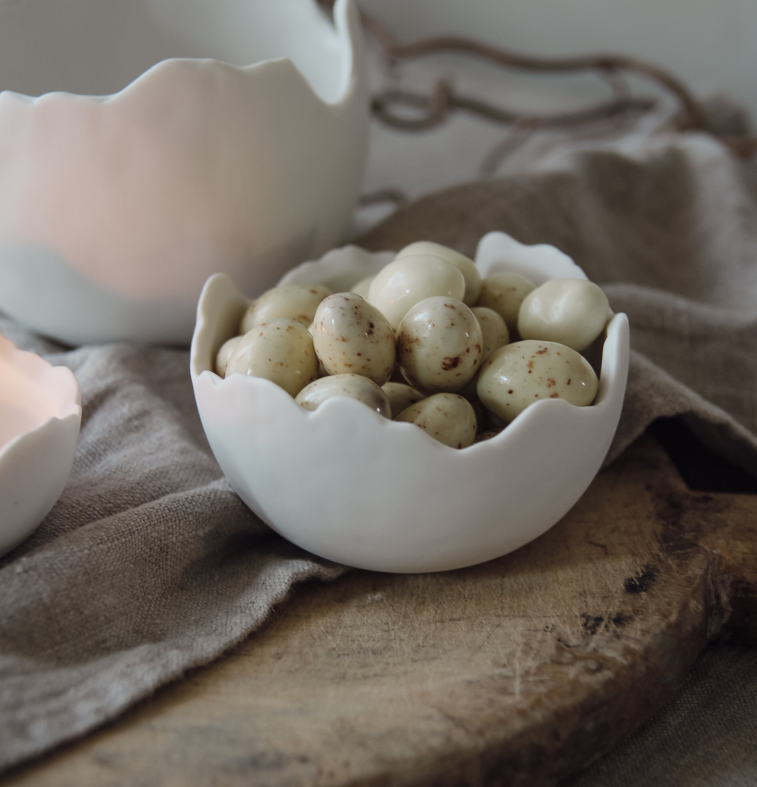 Skål Äggskal Mellan från Majas Cottage fylld med chokladägg