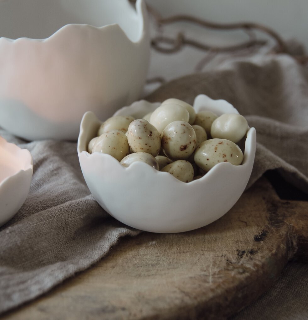 Skål Äggskal Mellan från Majas Cottage fylld med chokladägg