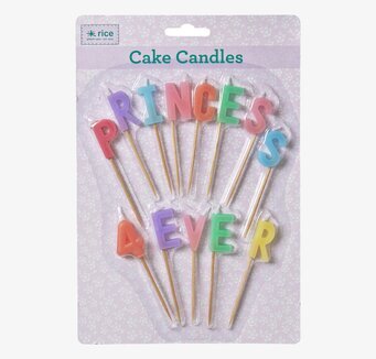 Bild av färgglada tårtljus formade som bokstäver