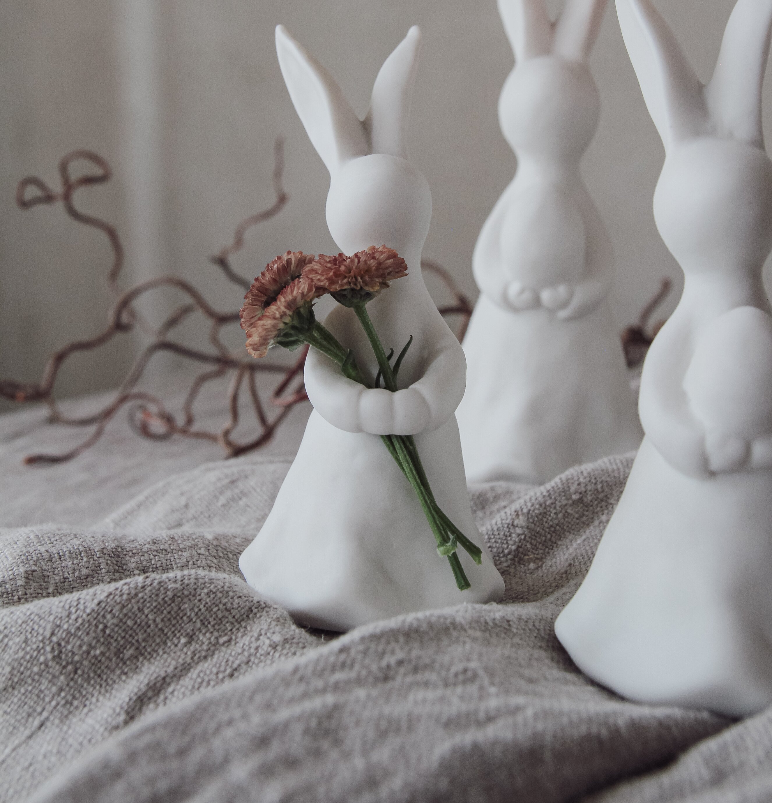 Kanin Med Plats För Blomma/Fjäder från Majas Cottage