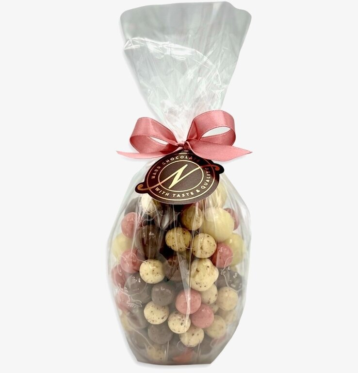 Bild av påskägg i färgglad och elegant förpackning