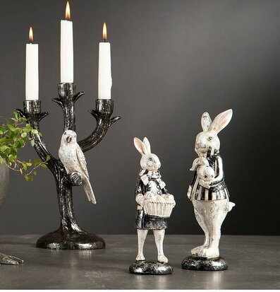 Bild av charmiga kaninfigurer och elegant ljusstake