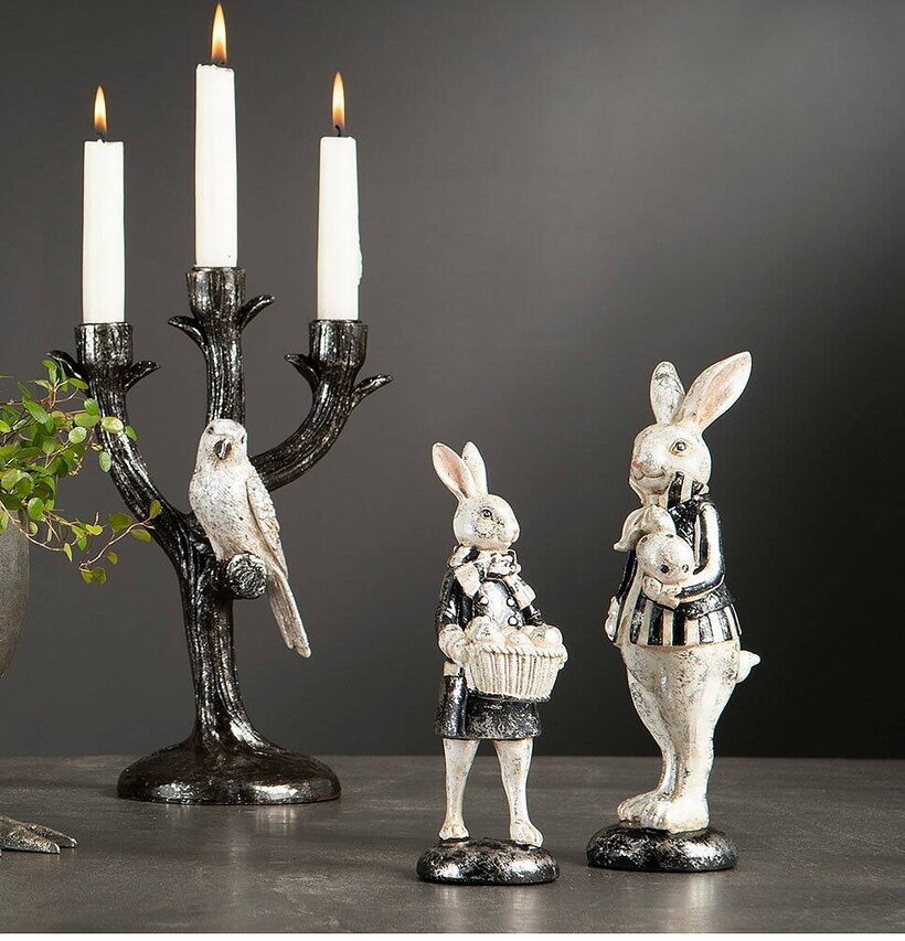 Hare Med Äggkorg från A Lot Decoration på mörk yta