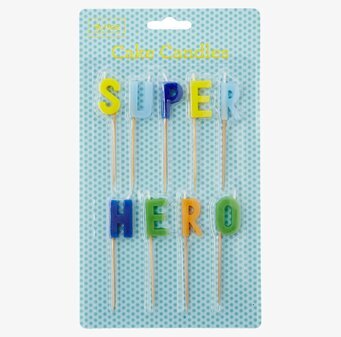 Bild av färgglada tårtljus som stavar Super Hero
