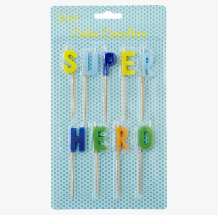 Bild av färgglada tårtljus som stavar Super Hero