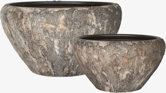 Bild av robusta och naturliga krukor i olika storlekar