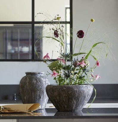 Bild av elegant inredning med krukor och blommor