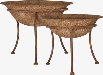 Bild av två rostfärgade planteringsskålar på stativ