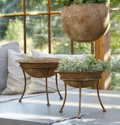 Foto av stilfulla planteringskärl i rustik miljö