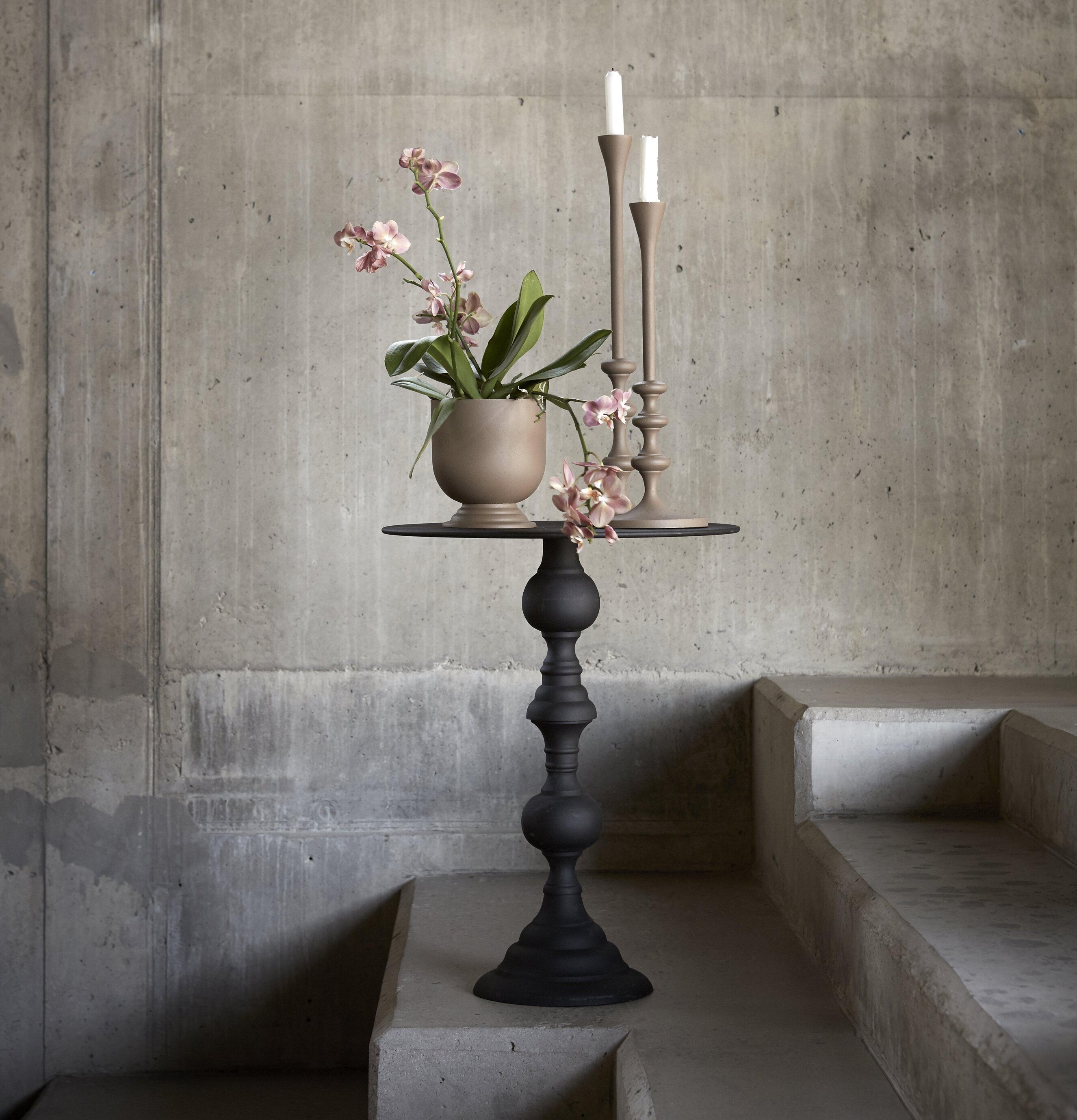 Akhila Pelarbord 61 cm från Wikholm Form mot betongvägg