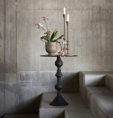 Foto av stilrent rum med pelarbord och orkidé