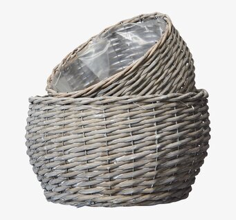 Bild av tre rustika korgar i naturlig gråtonad pil