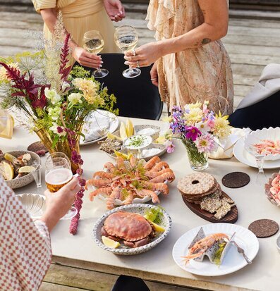 Bild av en elegant dukning för en somrig utomhusfest