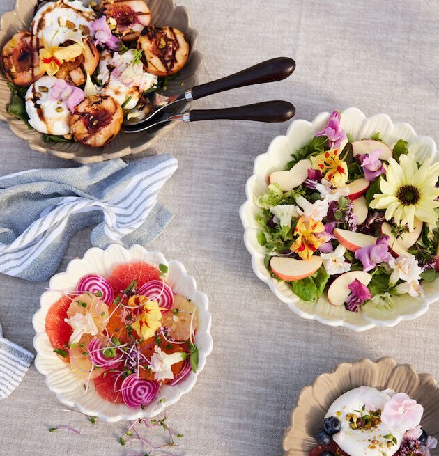 Djupt Fat Dagny Vit Ø20 cm från Sagaform på ett dukat bord