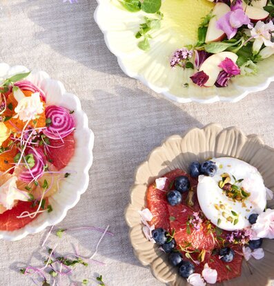 Bild av elegant dukning med harmonisk salladskomposition