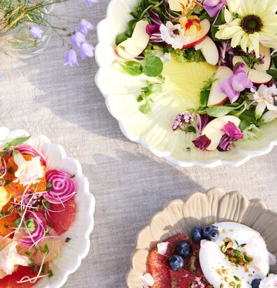 Foto av elegant dukning med färgglada sallader