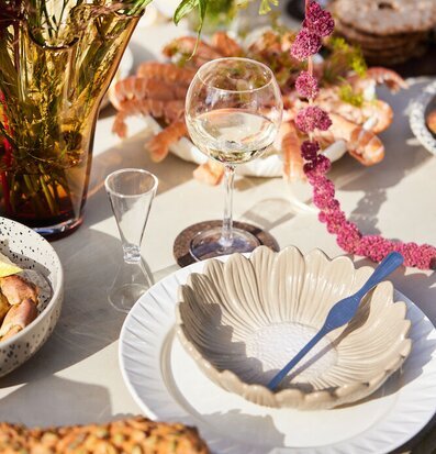 Bild av dukat bord med nordisk design och festkänsla