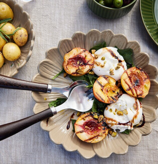 Djupt Fat Dagny Beige Ø20 cm från Sagaform med matservering