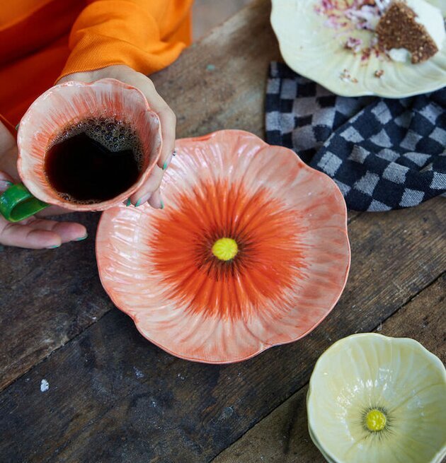 Kopp Poppy Röd från By ON, inspirerad av vallmo, i bruk