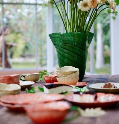 Bild av harmonisk och naturnära dukning med skålar