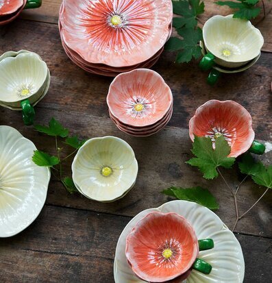 Bild av porslinsskålar med blommotiv och livfulla färger