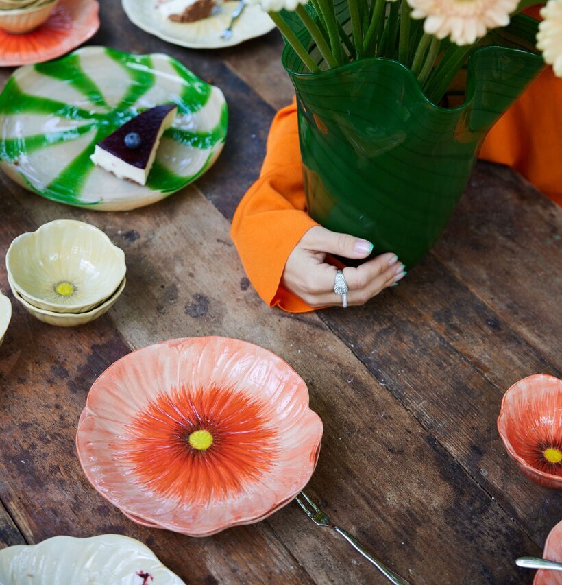 Assiett Poppy Röd från By ON med blommig och färgstark design