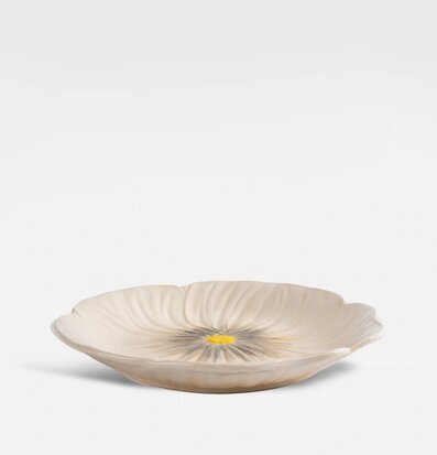 Bild av unik assiett med blomformad design i keramik