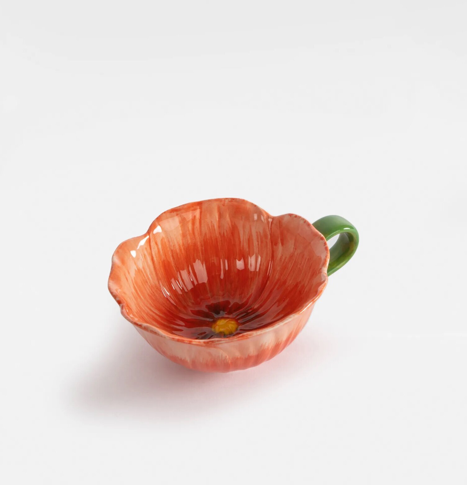 Kopp Poppy Röd från By ON, röd keramik med grönt handtag